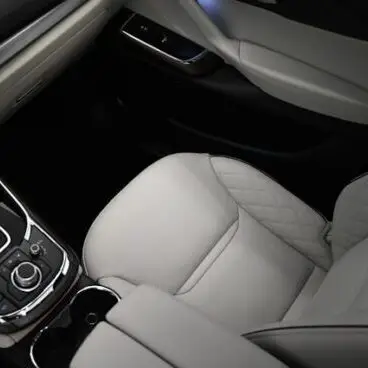 Wnętrze samochodu z białymi, skórzanymi fotelami