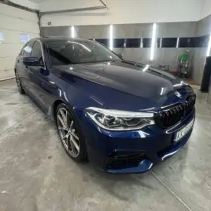 Samochód umyty z zewnątrz w myjni ręcznej