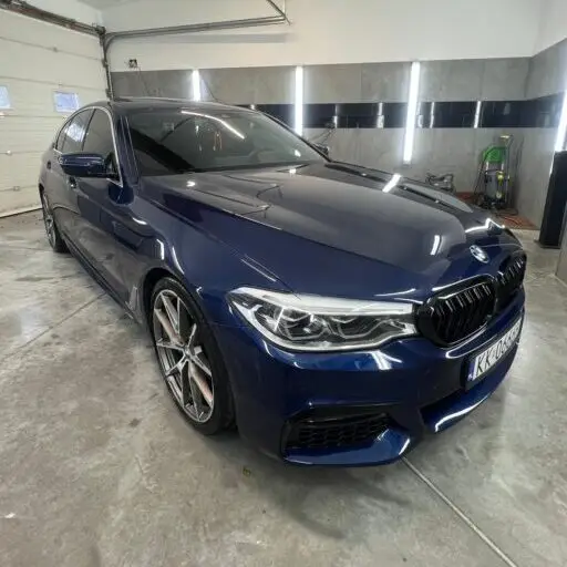 Samochód umyty z zewnątrz w myjni ręcznej