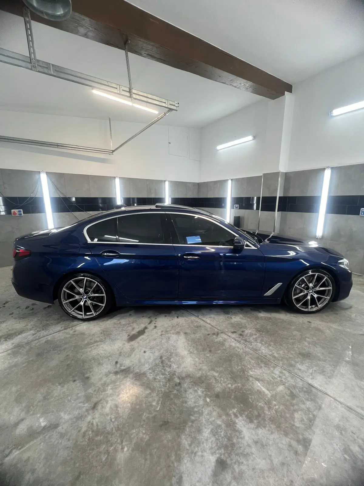 Realizacja: umyte BMW w garażu, widoczny prawy bok auta