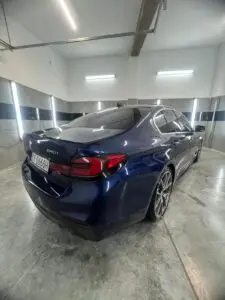 Realizacja: umyte BMW w garażu, widoczny prawy tył auta