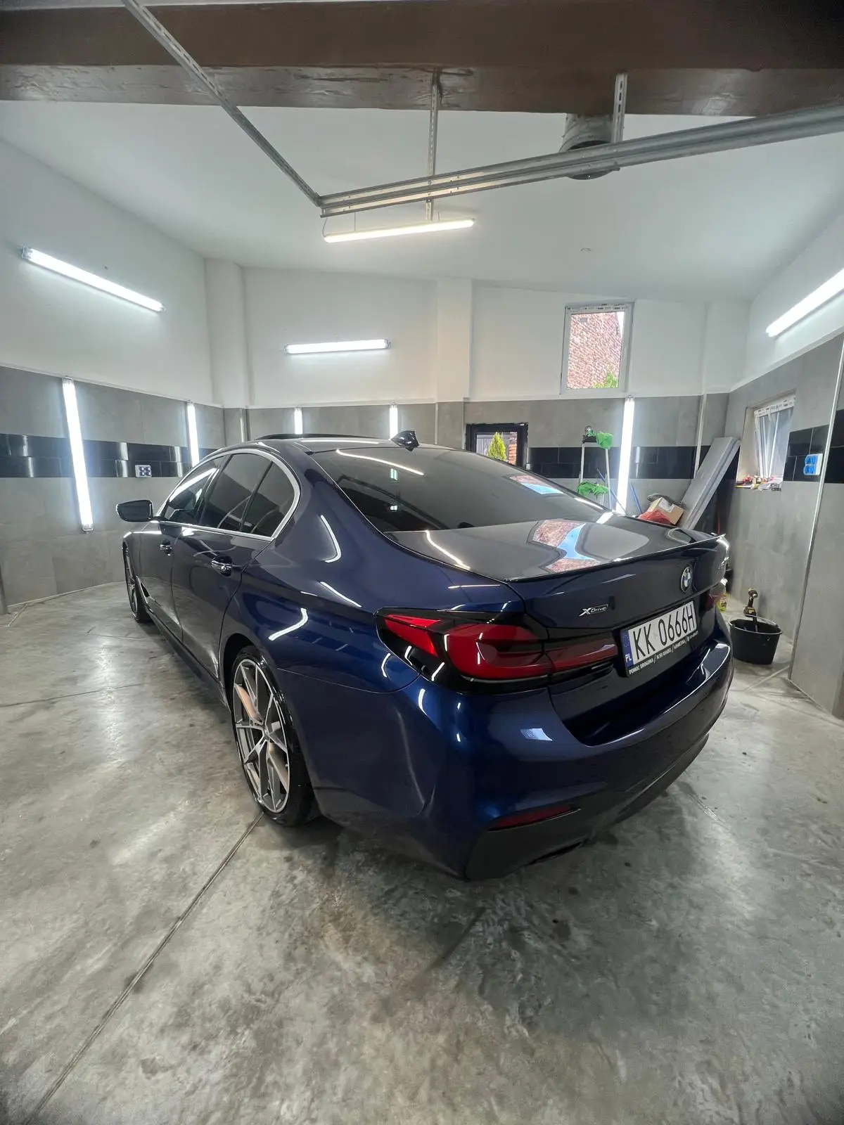 Realizacja: umyte BMW w garażu, widoczny lewy tył auta
