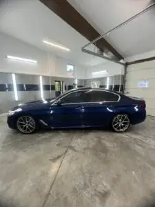 Realizacja: umyte BMW w garażu, widoczny lewy bok auta