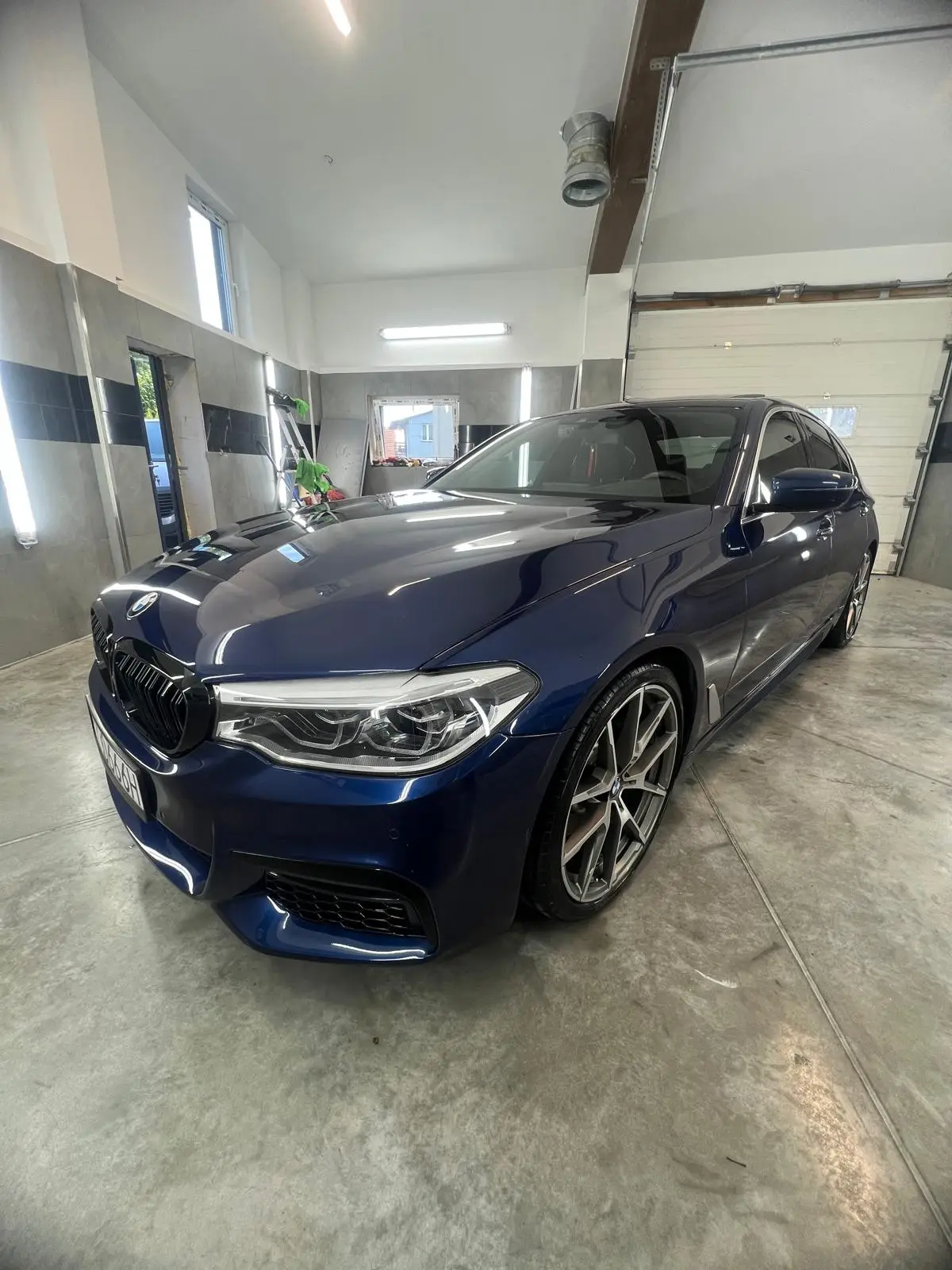 Realizacja: umyte BMW w garażu, widoczny lewy przód auta