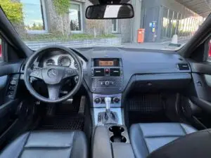 Czerwony Mercedes przygotowany do sprzedaży w myjni ręcznej - widok kokpit auta