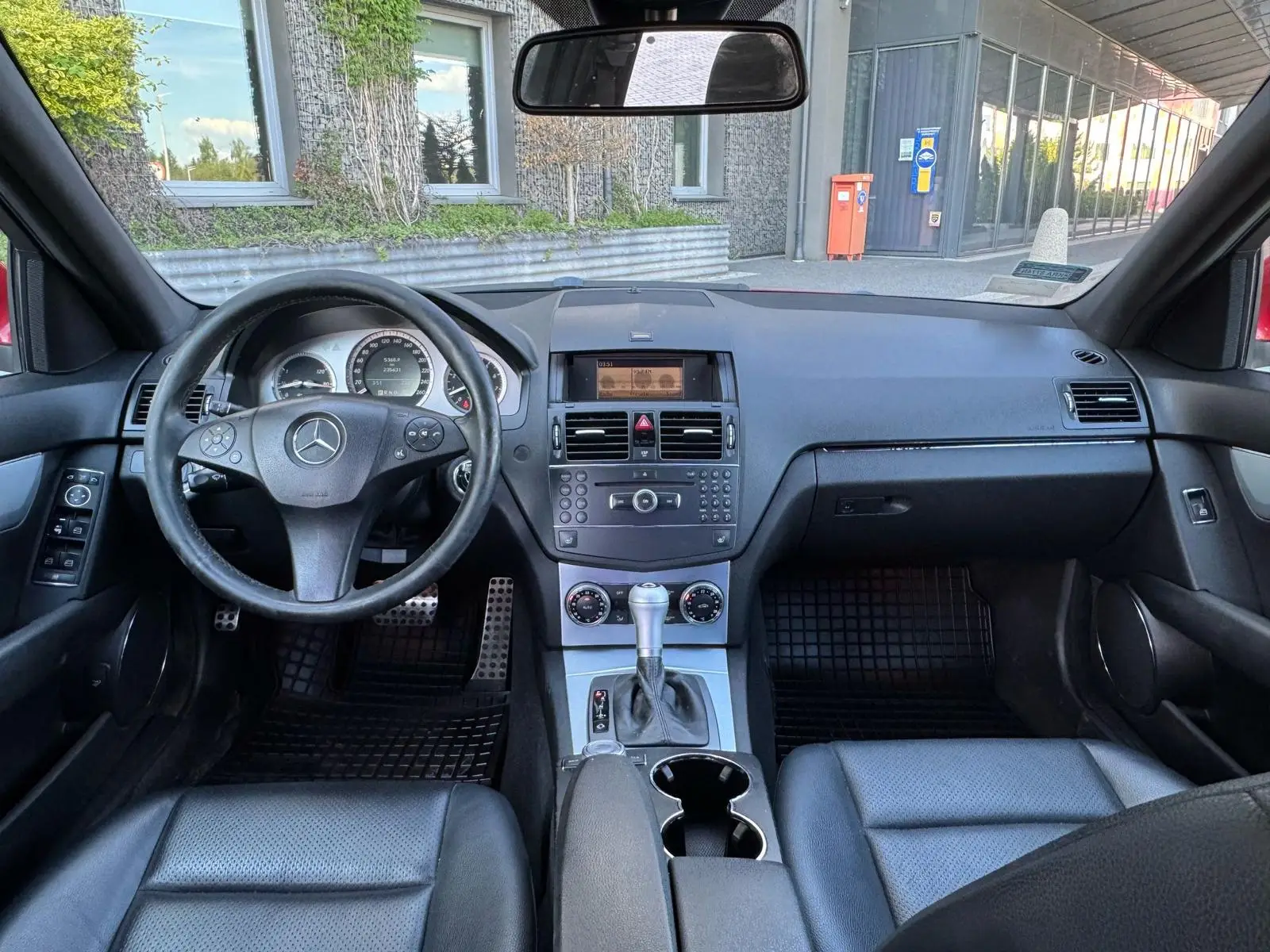 Czerwony Mercedes przygotowany do sprzedaży w myjni ręcznej - widok kokpit auta