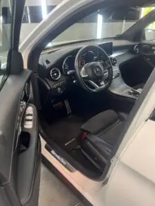 Mercedes umyty w myjni ręcznej, widok wnętrza auta od strony kierowcy