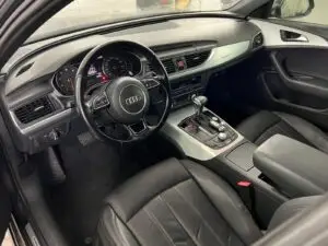 Audi z wnętrzem wyczyszczonym w myjni ręcznej - widok kokpit auta zza siedzenia kierowcy