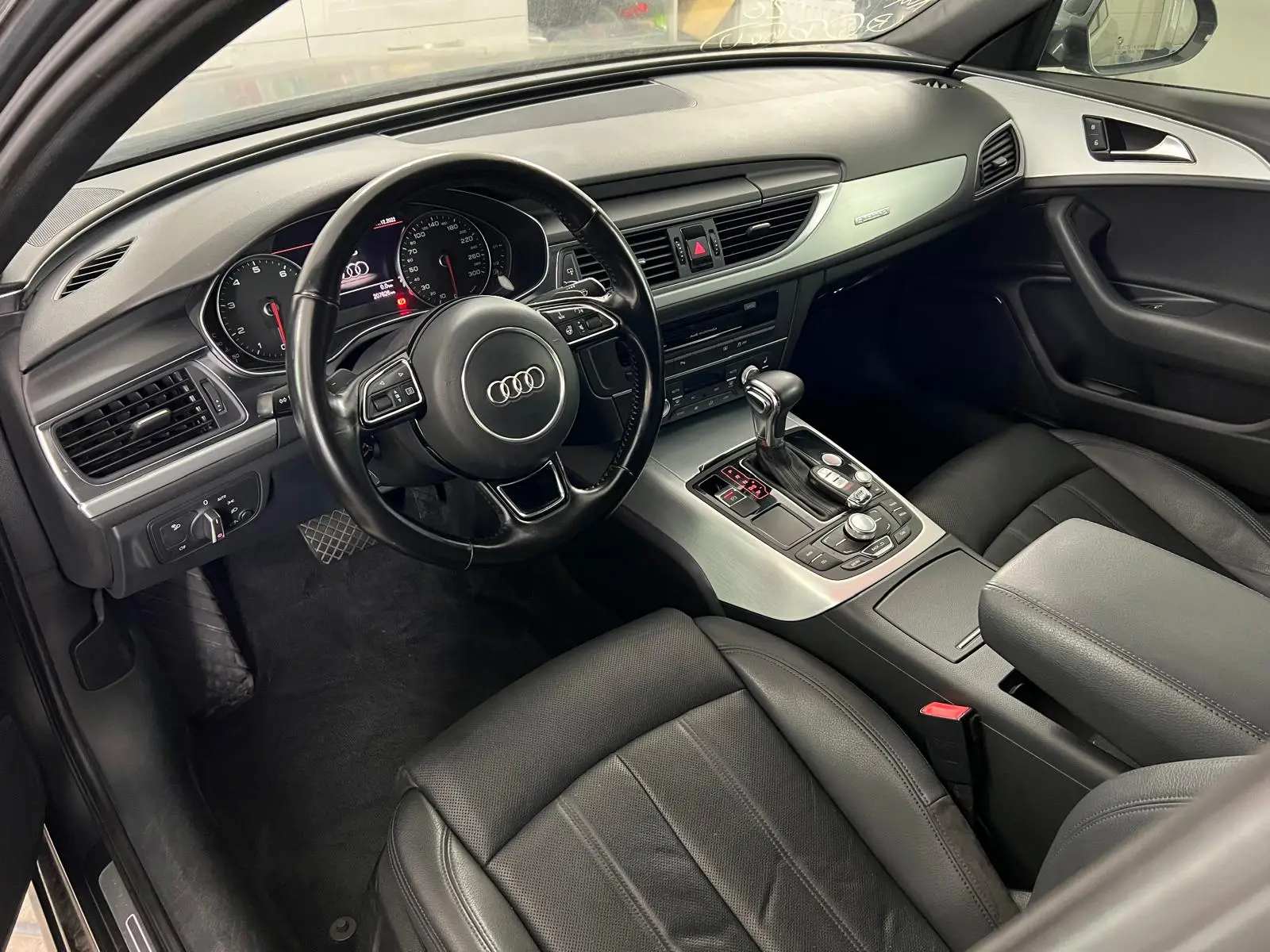 Audi z wnętrzem wyczyszczonym w myjni ręcznej - widok kokpit auta zza siedzenia kierowcy