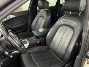 Audi z wnętrzem wyczyszczonym w myjni ręcznej - widok na siedzenie kierowcy