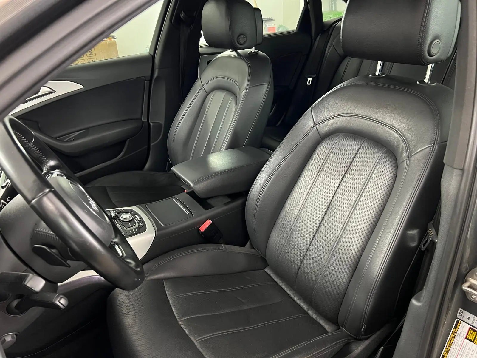 Audi z wnętrzem wyczyszczonym w myjni ręcznej - widok na siedzenie kierowcy