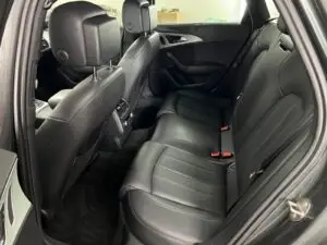 Audi z wnętrzem wyczyszczonym w myjni ręcznej - widok na tylną kanapę