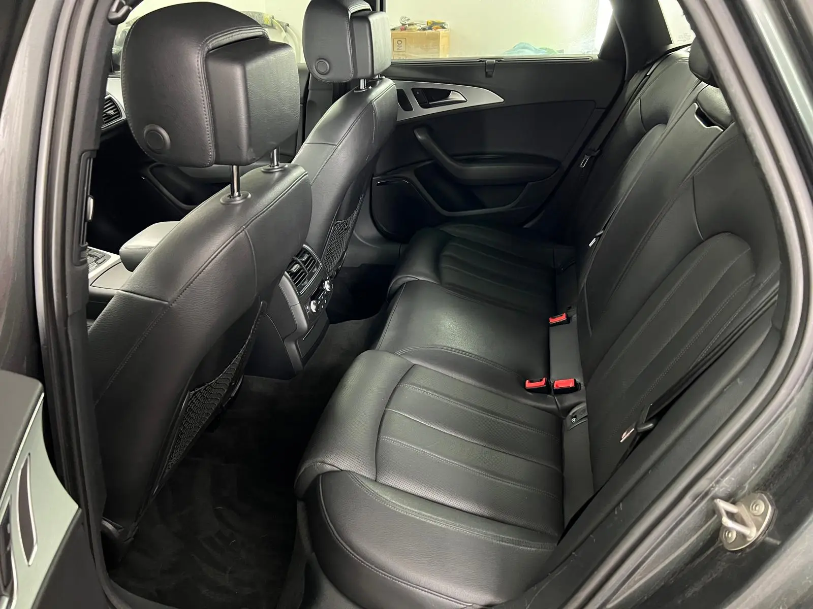 Audi z wnętrzem wyczyszczonym w myjni ręcznej - widok na tylną kanapę