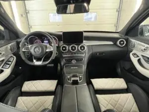 Mercedes z wnętrzem wyczyszczonym w myjni ręcznej - widok kokpit auta z tylnej kanapy