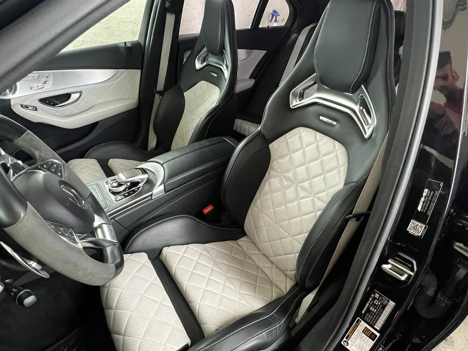 Mercedes z wnętrzem wyczyszczonym w myjni ręcznej - widok na przednie siedzenia