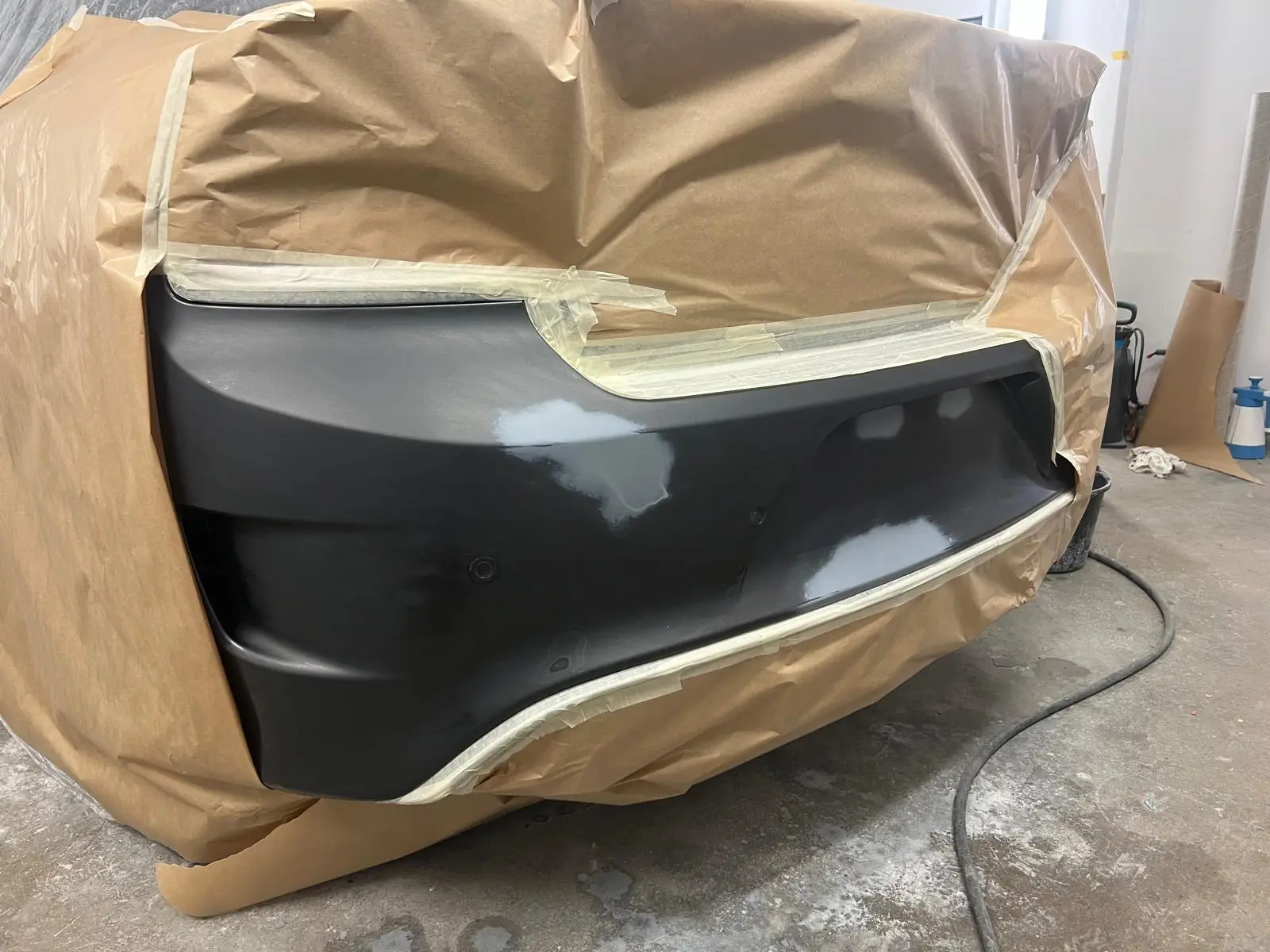 Poprawki lakiernicze: lakierowanie zderzaka samochodu - etap 1