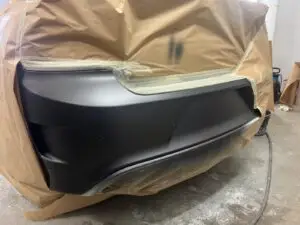 Poprawki lakiernicze: lakierowanie zderzaka samochodu - etap 2