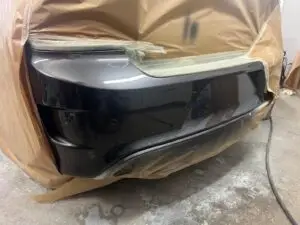 Poprawki lakiernicze: lakierowanie zderzaka samochodu - etap 3 - finalny efekt