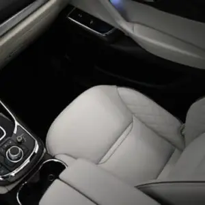 Wnętrze samochodu z białymi, skórzanymi fotelami